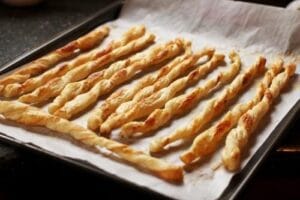 Bâtonnets de fromage à pâte feuilletée tranchante. Recette