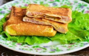 Enveloppes d'œufs avec du fromage et du jambon. Recette